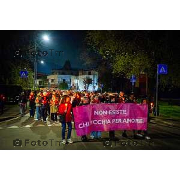 Bergamo, 20 marzo 2026 - Fiaccolata per Valentina Sarto, vittima di femminicidio, presenti la sindaca Elena Carnevali, il papà e il fratello della vittima.