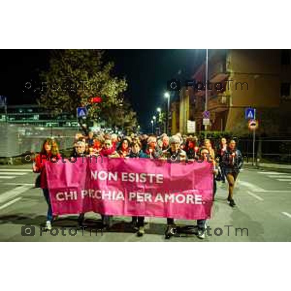 Bergamo, 20 marzo 2026 - Fiaccolata per Valentina Sarto, vittima di femminicidio, presenti la sindaca Elena Carnevali, il papà e il fratello della vittima.