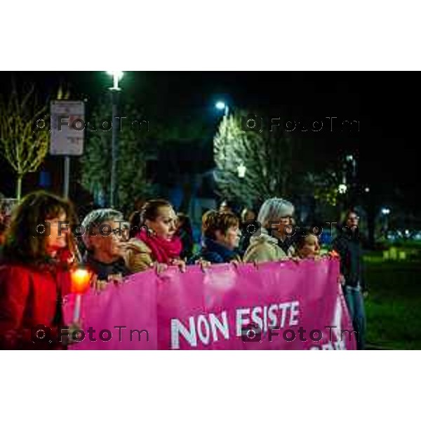 Bergamo, 20 marzo 2026 - Fiaccolata per Valentina Sarto, vittima di femminicidio, presenti la sindaca Elena Carnevali, il papà e il fratello della vittima.