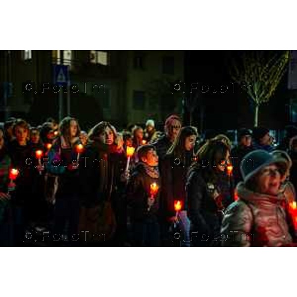 Bergamo, 20 marzo 2026 - Fiaccolata per Valentina Sarto, vittima di femminicidio, presenti la sindaca Elena Carnevali, il papà e il fratello della vittima.