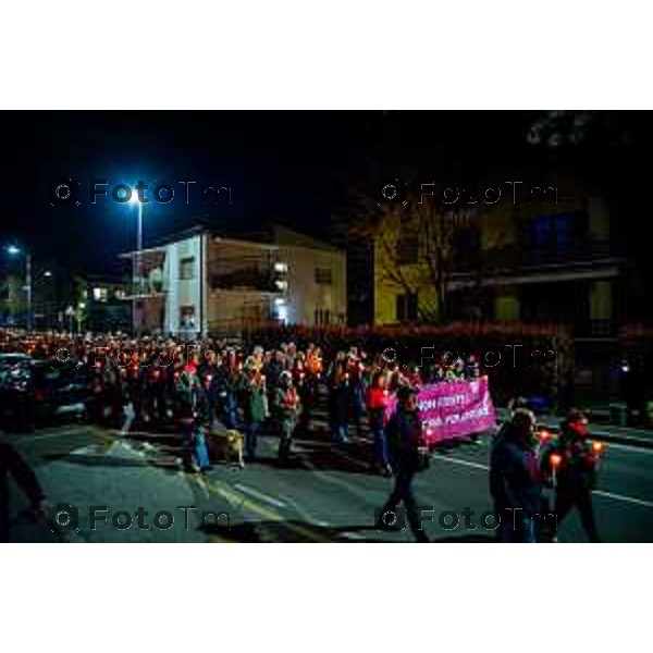 Bergamo, 20 marzo 2026 - Fiaccolata per Valentina Sarto, vittima di femminicidio, presenti la sindaca Elena Carnevali, il papà e il fratello della vittima.