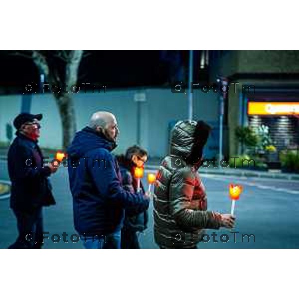 Bergamo, 20 marzo 2026 - Fiaccolata per Valentina Sarto, vittima di femminicidio, presenti la sindaca Elena Carnevali, il papà e il fratello della vittima.