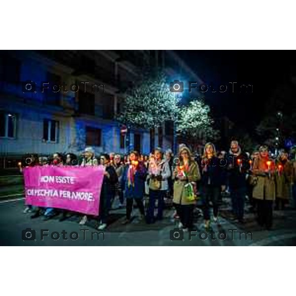 Bergamo, 20 marzo 2026 - Fiaccolata per Valentina Sarto, vittima di femminicidio, presenti la sindaca Elena Carnevali, il papà e il fratello della vittima.