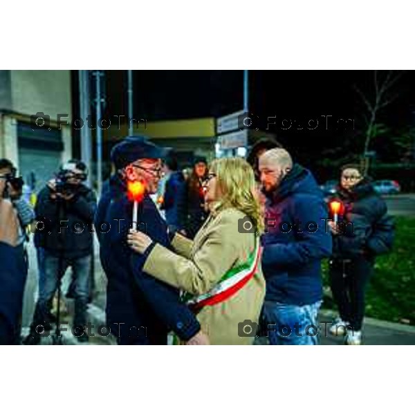 Bergamo, 20 marzo 2026 - Fiaccolata per Valentina Sarto, vittima di femminicidio, presenti la sindaca Elena Carnevali, il papà e il fratello della vittima.