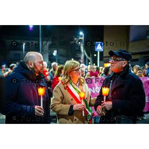 Bergamo, 20 marzo 2026 - Fiaccolata per Valentina Sarto, vittima di femminicidio, presenti la sindaca Elena Carnevali, il papà e il fratello della vittima.