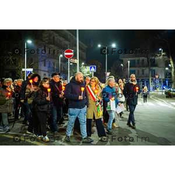 Bergamo, 20 marzo 2026 - Fiaccolata per Valentina Sarto, vittima di femminicidio, presenti la sindaca Elena Carnevali, il papà e il fratello della vittima.