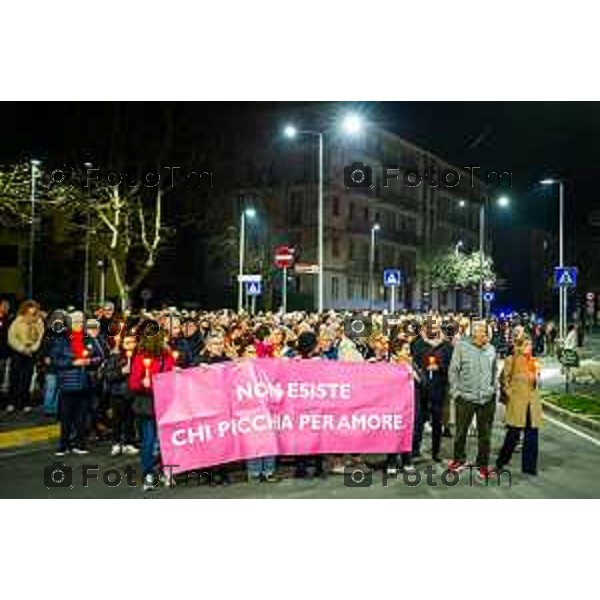 Bergamo, 20 marzo 2026 - Fiaccolata per Valentina Sarto, vittima di femminicidio, presenti la sindaca Elena Carnevali, il papà e il fratello della vittima.