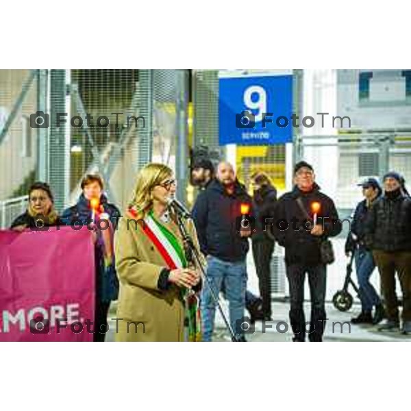 Bergamo, 20 marzo 2026 - Fiaccolata per Valentina Sarto, vittima di femminicidio, presenti la sindaca Elena Carnevali, il papà e il fratello della vittima.