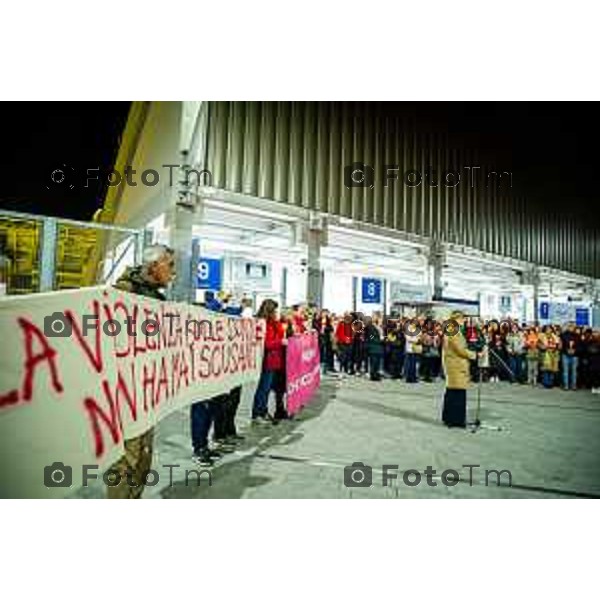 Bergamo, 20 marzo 2026 - Fiaccolata per Valentina Sarto, vittima di femminicidio, presenti la sindaca Elena Carnevali, il papà e il fratello della vittima.