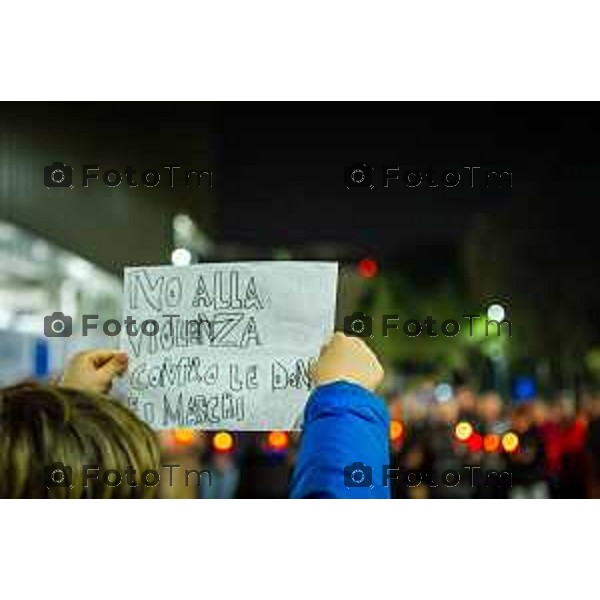 Bergamo, 20 marzo 2026 - Fiaccolata per Valentina Sarto, vittima di femminicidio, presenti la sindaca Elena Carnevali, il papà e il fratello della vittima.