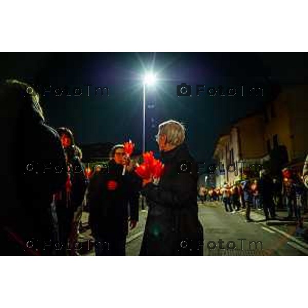 Bergamo, 20 marzo 2026 - Fiaccolata per Valentina Sarto, vittima di femminicidio, presenti la sindaca Elena Carnevali, il papà e il fratello della vittima.