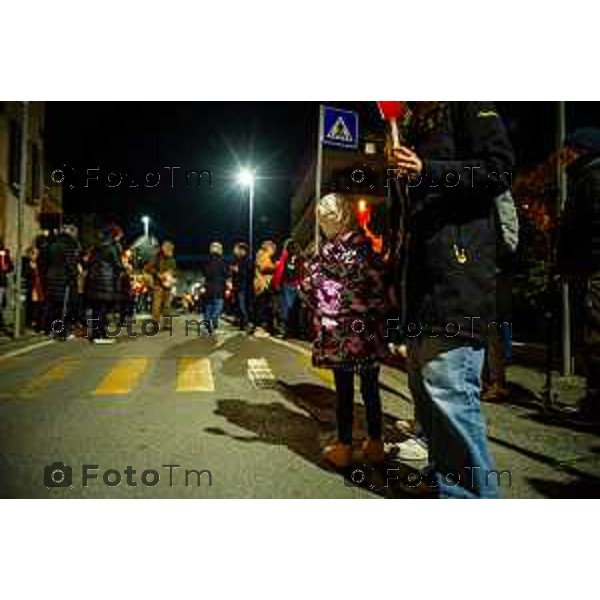 Bergamo, 20 marzo 2026 - Fiaccolata per Valentina Sarto, vittima di femminicidio, presenti la sindaca Elena Carnevali, il papà e il fratello della vittima.