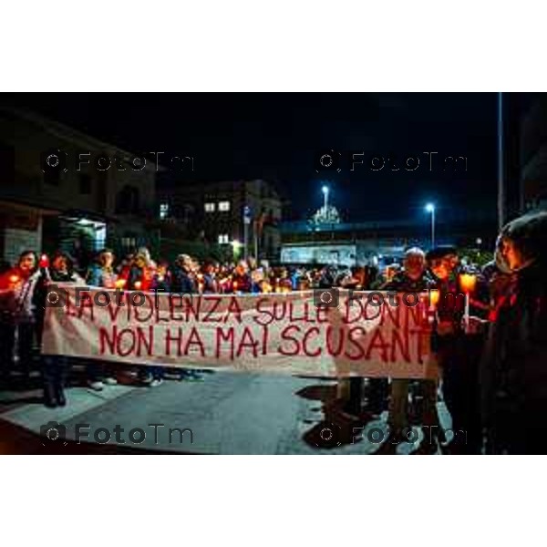 Bergamo, 20 marzo 2026 - Fiaccolata per Valentina Sarto, vittima di femminicidio, presenti la sindaca Elena Carnevali, il papà e il fratello della vittima.