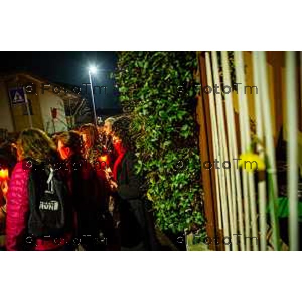 Bergamo, 20 marzo 2026 - Fiaccolata per Valentina Sarto, vittima di femminicidio, presenti la sindaca Elena Carnevali, il papà e il fratello della vittima.