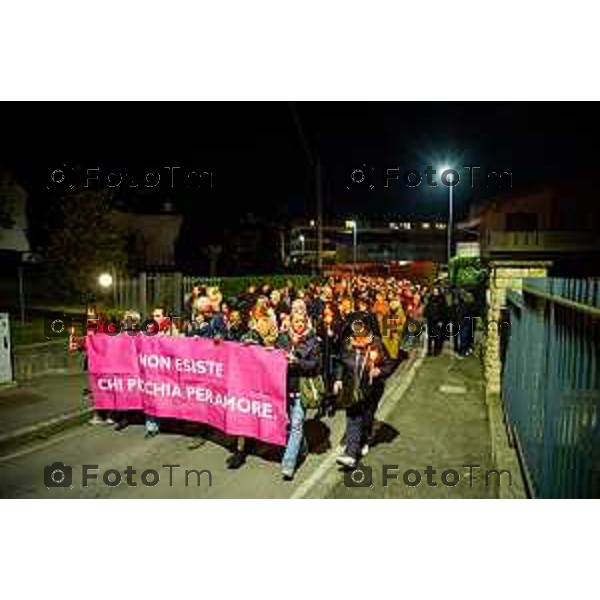 Bergamo, 20 marzo 2026 - Fiaccolata per Valentina Sarto, vittima di femminicidio, presenti la sindaca Elena Carnevali, il papà e il fratello della vittima.