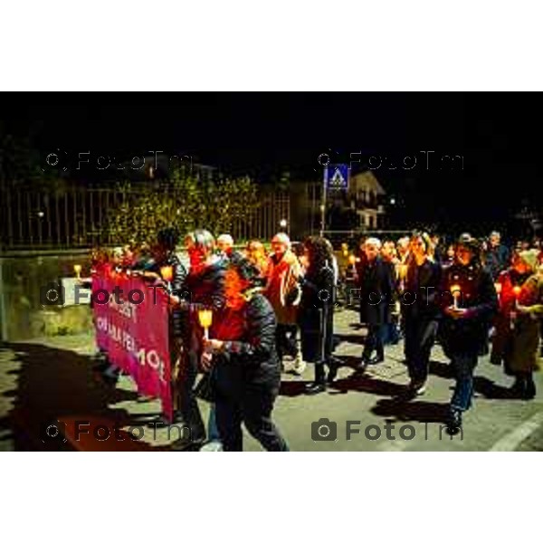 Bergamo, 20 marzo 2026 - Fiaccolata per Valentina Sarto, vittima di femminicidio, presenti la sindaca Elena Carnevali, il papà e il fratello della vittima.