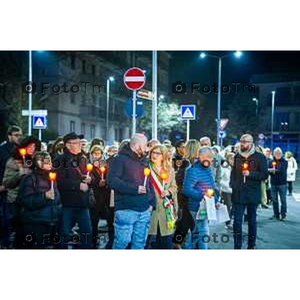 Bergamo, 20 marzo 2026 - Fiaccolata per Valentina Sarto, vittima di femminicidio, presenti la sindaca Elena Carnevali, il papà e il fratello della vittima.