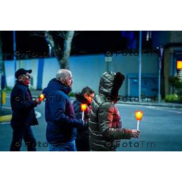 Bergamo, 20 marzo 2026 - Fiaccolata per Valentina Sarto, vittima di femminicidio, presenti la sindaca Elena Carnevali, il papà e il fratello della vittima.