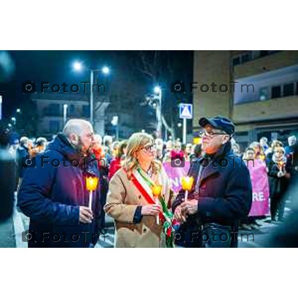 Bergamo, 20 marzo 2026 - Fiaccolata per Valentina Sarto, vittima di femminicidio, presenti la sindaca Elena Carnevali, il papà e il fratello della vittima.