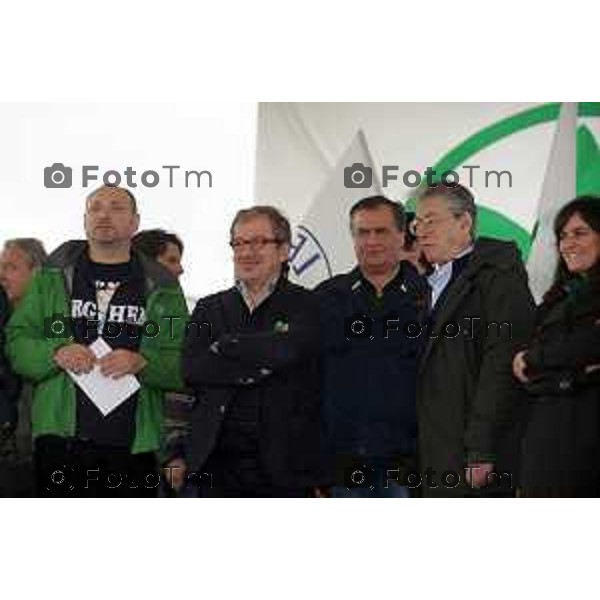 Zanica Lega Day 01-Maggio 2012 Nella foto: da sx Giacomo Stucchi Bobo Maroni, Roberto Calderoli Umberto Bossi e Sonia Viale segretario ligure neo eletto foto Tiziano Manzoni