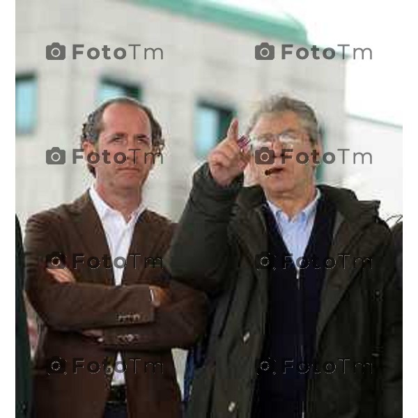 Zanica Lega Day 01-Maggio 2012 Nella foto: Luca Zaia Lega nord veneto e a dx Umberto Bossi foto Tiziano Manzoni