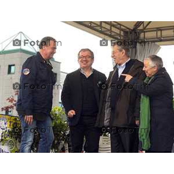 Zanica Lega Day 01-Maggio 2012 Nella foto: da sx Calderoli Maroni Bossi Dal Lago ( lega) foto Tiziano Manzoni