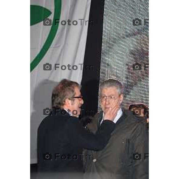 Orgoglio Leghista, raduno alla fiera di Bergamo per il popolo leghista dopo le dimissioni di Bossi Nella foto Umberto Bossi Commosso sale sul palco Con Maroni che gli stringe la mano Foto Tiziano Manzoni Fotogramma Bergamo
