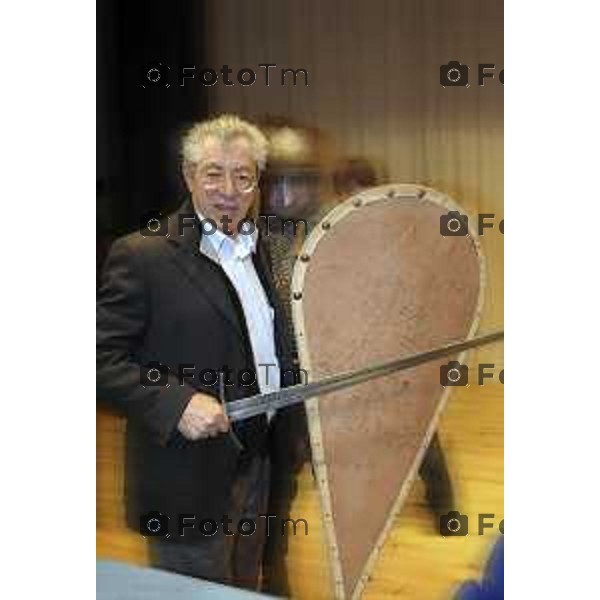 Umberto Bossi si diefnede a colpi di spada foto archivio/Manzoni Fotogramma