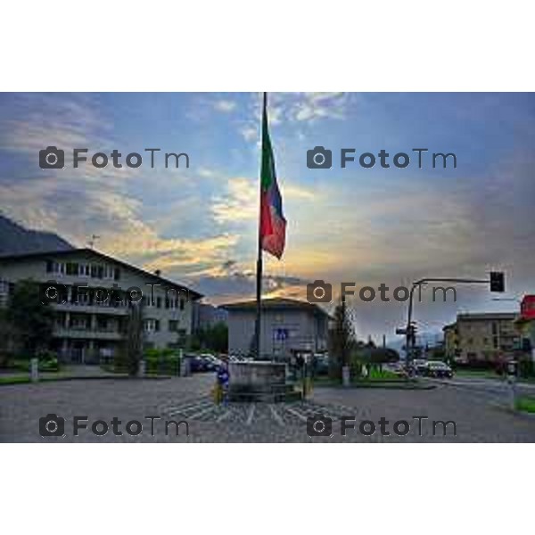 Pontida Bergamo la basilica e la bandiera a mezz\'asta per funerale Bossi 21-03-2026 2026 Montello Italia foto Tiziano Manzoni Lapresse