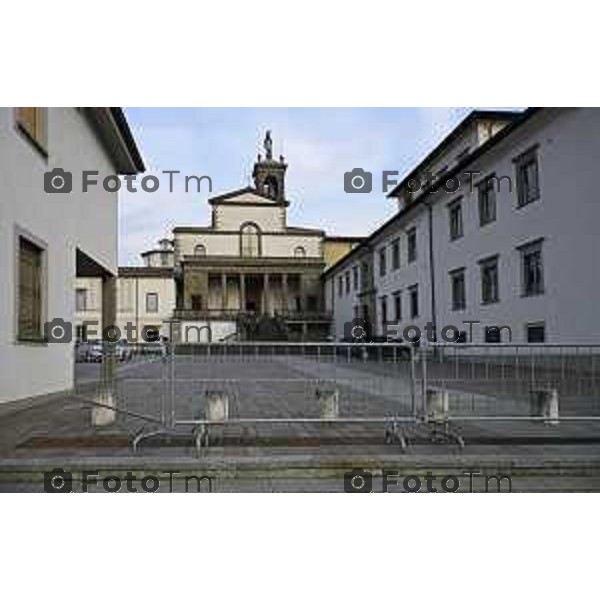 Pontida Bergamo la basilica e la bandiera a mezz\'asta per funerale Bossi 21-03-2026 2026 Montello Italia foto Tiziano Manzoni Lapresse