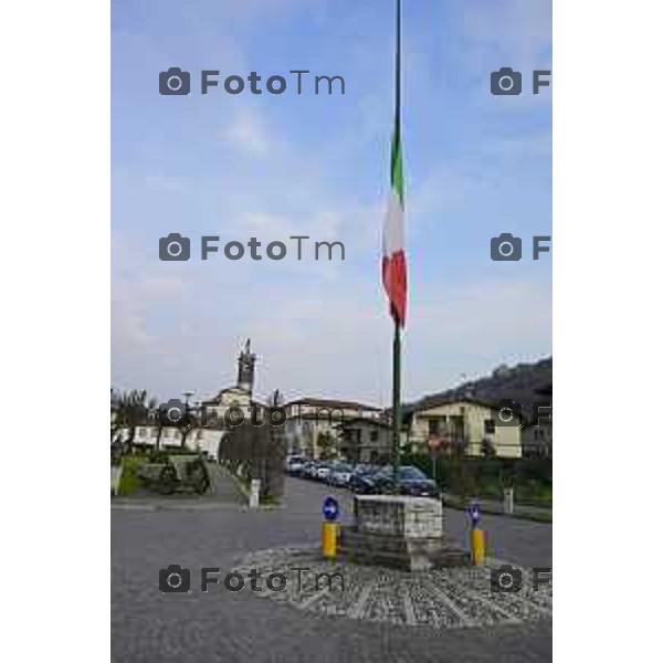 Pontida Bergamo la basilica e la bandiera a mezz\'asta per funerale Bossi 21-03-2026 2026 Montello Italia foto Tiziano Manzoni Lapresse