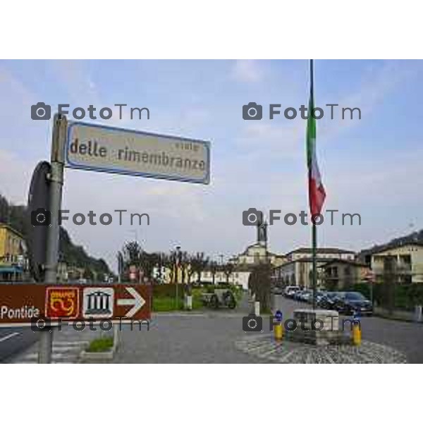 Pontida Bergamo la basilica e la bandiera a mezz\'asta per funerale Bossi 21-03-2026 2026 Montello Italia foto Tiziano Manzoni Lapresse
