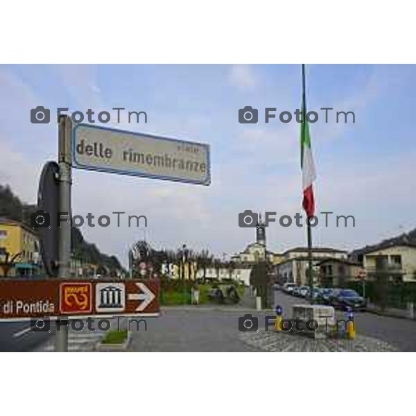 Pontida Bergamo la basilica e la bandiera a mezz\'asta per funerale Bossi 21-03-2026 2026 Montello Italia foto Tiziano Manzoni Lapresse