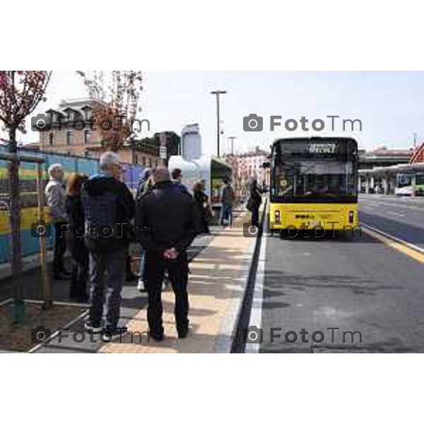 Presentazione nuova pensilina e nuovo autobus e-BRT presentazione della nuova pensilina e del nuovo autobus della linea e-BRT, il primo sistema di Trasporto Rapido su Bus Elettrici a livello regionale che collegherà - attraverso corsie preferenziali - il Polo Intermodale della Stazione di Bergamo con il comune di Dalmine e con la Stazione di Verdellino. la fermata capolinea presso la Stazione di Bergamo per osservare direttamente il funzionamento della pensilina e dell\'autobus. Elena Carnevali 25 Marzo 2026 Bergamo Italia foto Tiziano Manzoni Lapresse