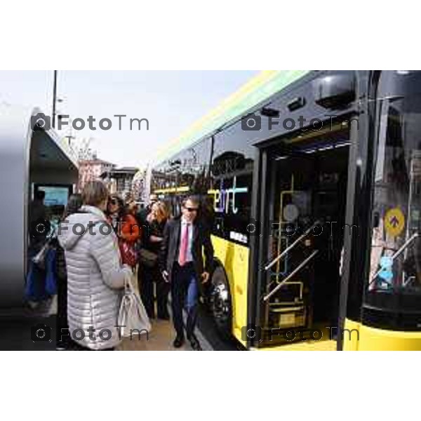 Presentazione nuova pensilina e nuovo autobus e-BRT presentazione della nuova pensilina e del nuovo autobus della linea e-BRT, il primo sistema di Trasporto Rapido su Bus Elettrici a livello regionale che collegherà - attraverso corsie preferenziali - il Polo Intermodale della Stazione di Bergamo con il comune di Dalmine e con la Stazione di Verdellino. la fermata capolinea presso la Stazione di Bergamo per osservare direttamente il funzionamento della pensilina e dell\'autobus. Elena Carnevali 25 Marzo 2026 Bergamo Italia foto Tiziano Manzoni Lapresse