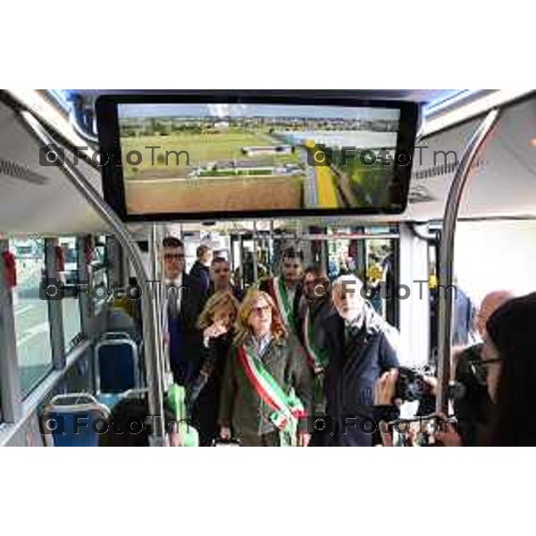 Presentazione nuova pensilina e nuovo autobus e-BRT presentazione della nuova pensilina e del nuovo autobus della linea e-BRT, il primo sistema di Trasporto Rapido su Bus Elettrici a livello regionale che collegherà - attraverso corsie preferenziali - il Polo Intermodale della Stazione di Bergamo con il comune di Dalmine e con la Stazione di Verdellino. la fermata capolinea presso la Stazione di Bergamo per osservare direttamente il funzionamento della pensilina e dell\'autobus. Elena Carnevali 25 Marzo 2026 Bergamo Italia foto Tiziano Manzoni Lapresse