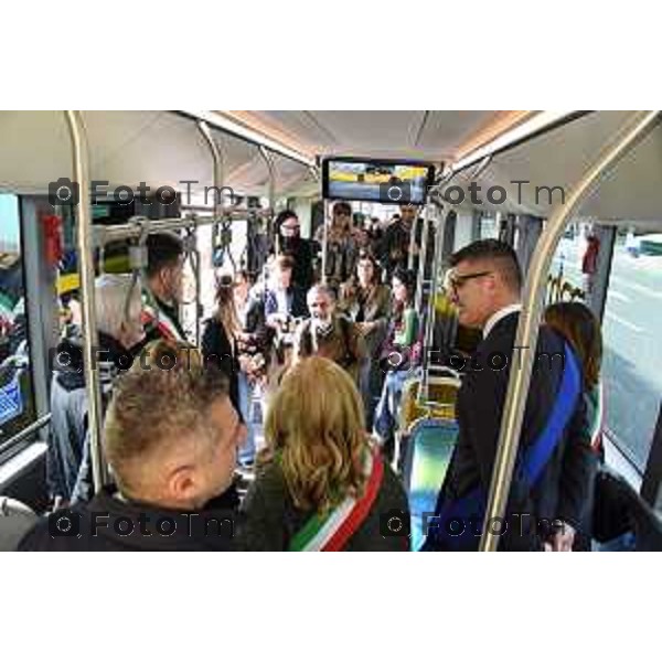 Presentazione nuova pensilina e nuovo autobus e-BRT presentazione della nuova pensilina e del nuovo autobus della linea e-BRT, il primo sistema di Trasporto Rapido su Bus Elettrici a livello regionale che collegherà - attraverso corsie preferenziali - il Polo Intermodale della Stazione di Bergamo con il comune di Dalmine e con la Stazione di Verdellino. la fermata capolinea presso la Stazione di Bergamo per osservare direttamente il funzionamento della pensilina e dell\'autobus. Elena Carnevali 25 Marzo 2026 Bergamo Italia foto Tiziano Manzoni Lapresse
