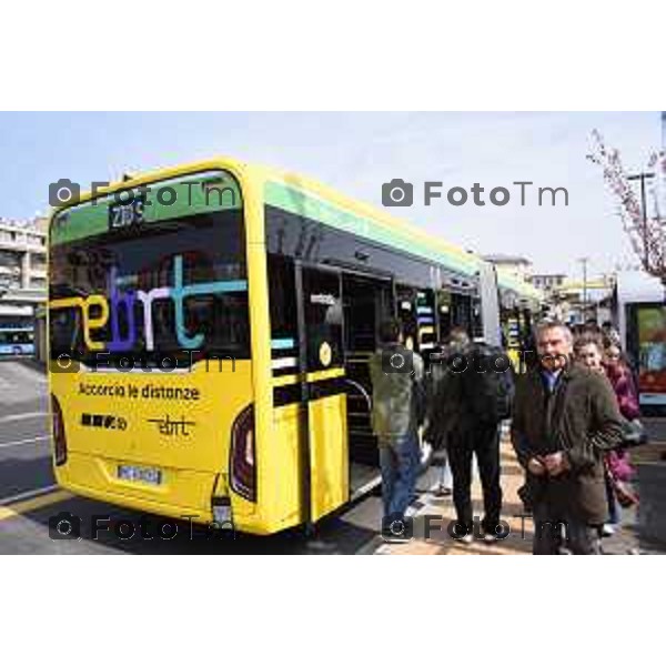 Presentazione nuova pensilina e nuovo autobus e-BRT presentazione della nuova pensilina e del nuovo autobus della linea e-BRT, il primo sistema di Trasporto Rapido su Bus Elettrici a livello regionale che collegherà - attraverso corsie preferenziali - il Polo Intermodale della Stazione di Bergamo con il comune di Dalmine e con la Stazione di Verdellino. la fermata capolinea presso la Stazione di Bergamo per osservare direttamente il funzionamento della pensilina e dell\'autobus. Elena Carnevali 25 Marzo 2026 Bergamo Italia foto Tiziano Manzoni Lapresse