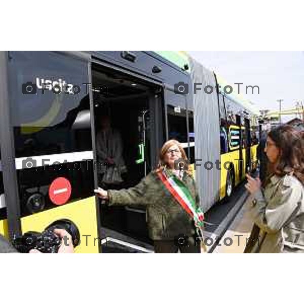 Presentazione nuova pensilina e nuovo autobus e-BRT presentazione della nuova pensilina e del nuovo autobus della linea e-BRT, il primo sistema di Trasporto Rapido su Bus Elettrici a livello regionale che collegherà - attraverso corsie preferenziali - il Polo Intermodale della Stazione di Bergamo con il comune di Dalmine e con la Stazione di Verdellino. la fermata capolinea presso la Stazione di Bergamo per osservare direttamente il funzionamento della pensilina e dell\'autobus. Elena Carnevali 25 Marzo 2026 Bergamo Italia foto Tiziano Manzoni Lapresse