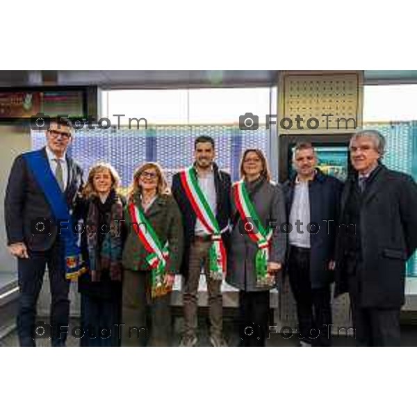 Presentazione nuova pensilina e nuovo autobus e-BRT presentazione della nuova pensilina e del nuovo autobus della linea e-BRT, il primo sistema di Trasporto Rapido su Bus Elettrici a livello regionale che collegherà - attraverso corsie preferenziali - il Polo Intermodale della Stazione di Bergamo con il comune di Dalmine e con la Stazione di Verdellino. la fermata capolinea presso la Stazione di Bergamo per osservare direttamente il funzionamento della pensilina e dell\'autobus. Elena Carnevali 25 Marzo 2026 Bergamo Italia foto Tiziano Manzoni Lapresse