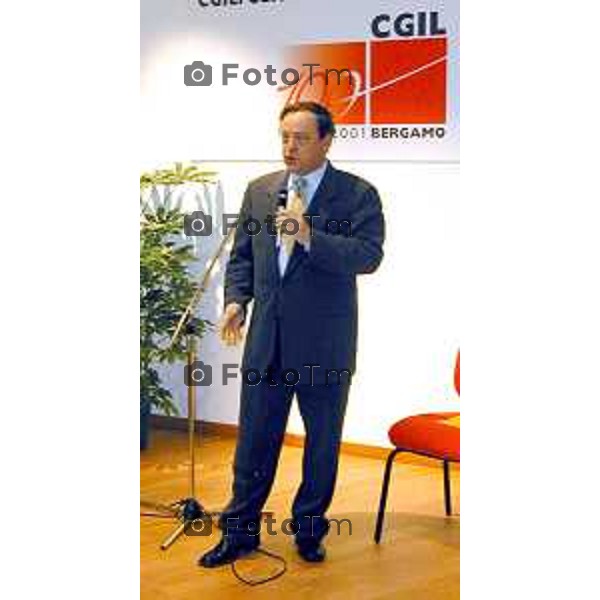 Tentorio alla inauguraziojne della nuova sede del sindacato cgil a bergamo 