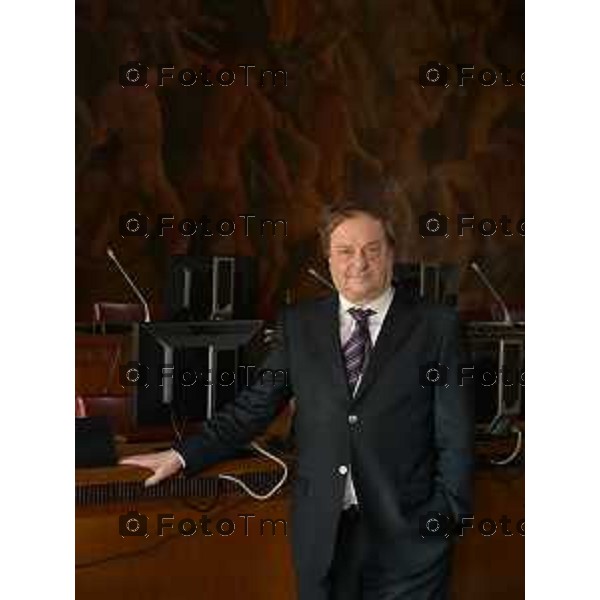foto LaPresse Tiziano Manzoni (archivio Manzoni ) Bergamo 2009 Franco tentorio Sindaco Di Bergamo posa nell\'aula consigliare e nel suo ufficio.