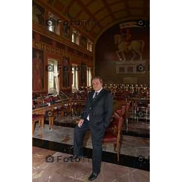 foto LaPresse Tiziano Manzoni (archivio Manzoni ) Bergamo 2009 Franco tentorio Sindaco Di Bergamo posa nell\'aula consigliare e nel suo ufficio.