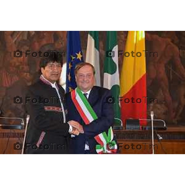 foto LaPresse Tiziano Manzoni (archivio Manzoni ) Bergamo 2013 Bergamo palazzo ( casa ) Suardi inaugurazione sede ambasciata della cultura europea nerlla foto: Franco Tentorio con Evo Morales presidente della Bolivia