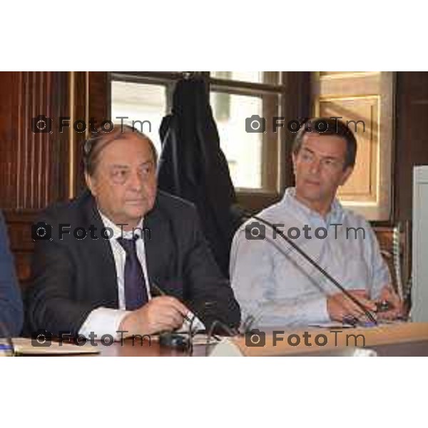 foto LaPresse Tiziano Manzoni (archivio Manzoni ) Bergamo 2014 Arcigay Bergamo CIVES, ArcilesbicaXX Bergamo organizzano un incontro con i candidati sindaci alle elezioni maggio 2014 nella foto: Tentorio e Gori