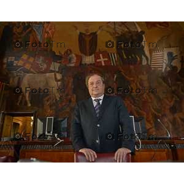 foto LaPresse Tiziano Manzoni (archivio Manzoni ) Bergamo 2009 Franco tentorio Sindaco Di Bergamo posa nell\'aula consigliare e nel suo ufficio.