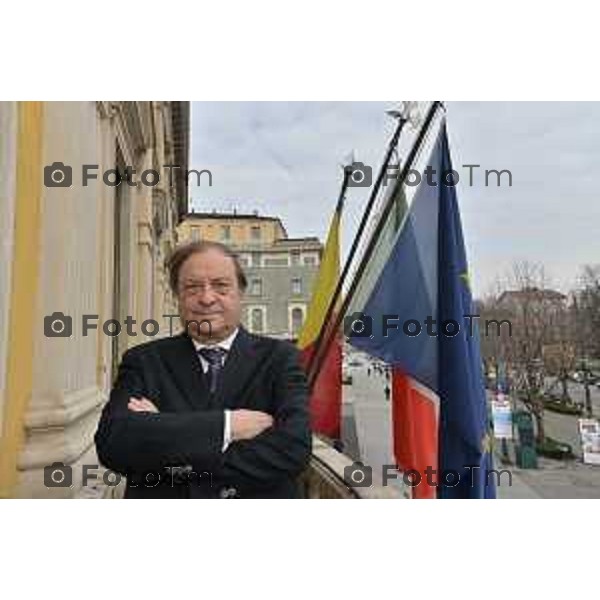 foto LaPresse Tiziano Manzoni (archivio Manzoni ) Bergamo 2009 Franco tentorio Sindaco Di Bergamo posa nell\'aula consigliare e nel suo ufficio.