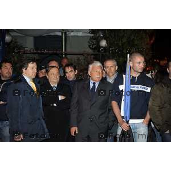 foto LaPresse Tiziano Manzoni (archivio Manzoni ) Bergamo L\'arrivo della salma a Bergamo di Piermario Morosini nella foto il saluto del Sindaco Franco tentorio da sempre Spagnouolo e Belotti a Monterosso. foto Tiziano Manzoni Fotogramma Bergamo