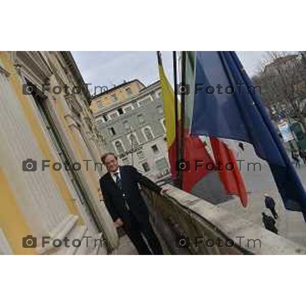 foto LaPresse Tiziano Manzoni (archivio Manzoni ) Bergamo 2009 Franco tentorio Sindaco Di Bergamo posa nell\'aula consigliare e nel suo ufficio.