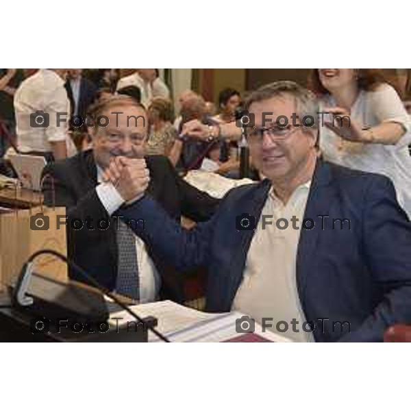 Primo consiglio Comunale presso Palazzo Frizzoni Nella Foto: incontro tra Tentorio e Ceci Gianfranco